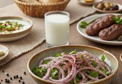 1 milyon kişinin denediği soğan salatası tarifi! Et ve sebze yemeklerinin yanında parmak yedirtiyor