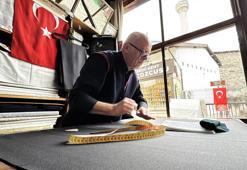7 metrekare alanda 54 yıl geçirdi! Kaybolmaya yüz tutmuş mesleği yaşatmaya çalışıyor