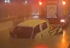 İzmir'i kuvvetli yağış vurdu… Bir kişi feci şekilde can verdi, yolları su bastı