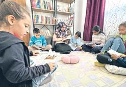 Yuvasını çocuklar için kütüphaneye çevirdi