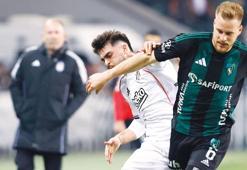 Kartal kupaya sarıldı