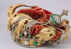 Louvre Müzesi, hırsızların kaçarken düşürdüğü tacı ilk kez paylaştı