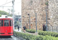 Kale kapısını zorlayan tramvay