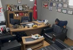 Heimlich manevrasıyla kendini ölümden kurtardı