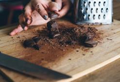 Dikkat: Severek tükettiğimiz çikolata ve kafein ikilisi reflü şikâyetlerinizi ciddi oranda artırabilir!