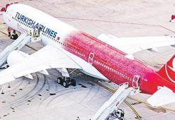 500'üncü uçak 100 bin çalışanın fotoğrafıyla süslendi