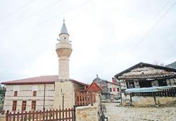 Tarihi mahalle kışın 3 hane