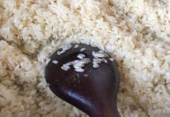 Kar gibi beyaz ve tane tane pilavın sırrı! Suyuna 1 parça ekleyin