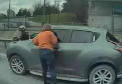 Kadın sürücüler trafikte birbirine girdi! Otomobilin camını yumrukladı, aynasını kırdı