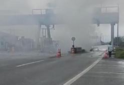Gişelere çarpan otomobil alev aldı! Sürücü hayatını kaybetti