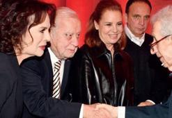 Kitabını imzaladı