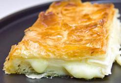 Hazır yufkayla su böreği yapabilirsiniz! Üstü nar gibi kızarıp çıtır çıtır oluyor, içi pamuk gibi kalıyor