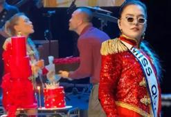 Okan Kurt'tan Demet Akalın’a sahnede Sevgililer Günü sürprizi!