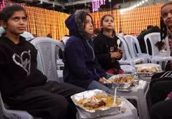 Gazze'deki Filistinliler patlama sesleri olmadan ilk iftarını açtı