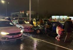 Otomobil kırmızı ışıkta bekleyen 5 araca çarptı! 2 yaralı