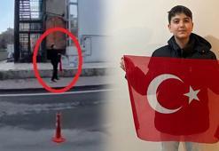 Kaldırımdaki bayrağı gören çocuğun davranışı duygulandırdı! 'Kesinlikle izin veremezdim'
