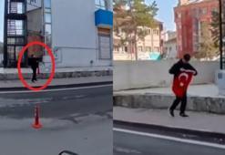 Kaldırımda bulduğu bayrağı öpüp başına koydu: 'Yerde kalmasına gönlüm razı olmadı'