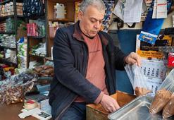 60 yıldır babasından kalan bu geleneği sürdürüyor!Esnaf Ahmet amca balkonunu kuşlar için ziyafet sofrasına çevirdi