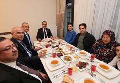 Bakan Kacır Malatya’da depremzede aile ile iftar yaptı