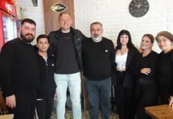 Müslüman değil ama her gün oruç tutuyor! İftarını mahalle sakinleriyle açıyor