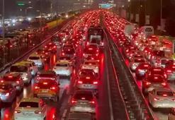 İstanbul'da iftar öncesi trafik resmen kilitlendi! Yoğunluk yüzde 83'e çıktı