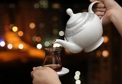 Çaydanlıktaki kireci temizliyor! Bu yöntemi bilenlerin çaydanlığı 10 yıl eskimiyor