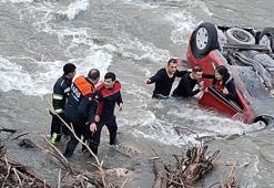 Köprüden düşen araçta can pazarı yaşandı, anne ve kızı son anda kurtuldu