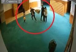 Ayakkabısını kaybeden kişi cami görevlilerine saldırdı