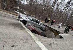 Kırmızı ışıkta beklerken şoku yaşadılar! Yer yarıldı, içine girdiler