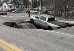 Şoke eden anlar! ABD’de yol çöktü, araçlar çukura düştü