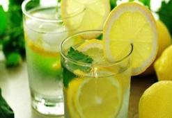 Susuzluğu anında geçiren limon şerbeti tarifi! Bardak bardak içebilirsiniz hem leziz hem pratik!