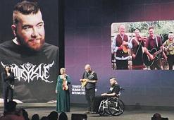 Sesini kaybeden müzisyene yapay zekalı ses klonu