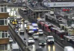 Metrobüs hattında korkutan kaza: 5 kişi yaralandı