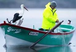 Yaren Leylek 15. kez geldi, balıkçı Adem Yılmaz’la buluştu