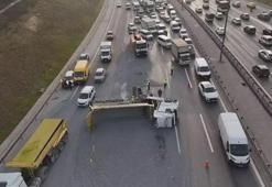 Eyüpsultan TEM Otoyolu'nda hafriyat kamyonu devrildi, trafik aksadı