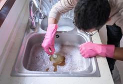 Tesisatçılar bu sırrı saklıyor: Boşuna masraf yapmayın! Tıkalı lavaboları "şırıl şırıl" akıtacak