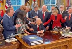 Beyaz Saray'da ilginç görüntü! Trump'a dokunup dua ettiler