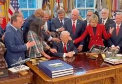 Beyaz Saray’da ilginç görüntü! Trump’a dokunup Amerika için dua ettiler