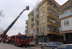 5 katlı apartmanda korku dolu anlar! Ocakta unutulan yemek yangın çıkardı