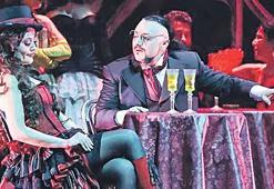 Jekyll ve Hyde Müzikali’ne ünlü akını! Pelin'e tam not