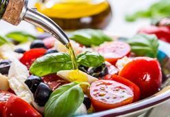 Salataya ayçiçek yağı mı dökülmeli zeytinyağı mı? Herkesin merak ettiği sorunun cevabı belli oldu