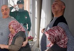 22 yıllık 'polis' nöbeti! 78 yaşındaki anne, engelli oğluna bebek gibi bakıyor