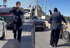 Kırmızı ışıkta ilginç anlar! Zurnacı çaldı, motosikletli oynadı