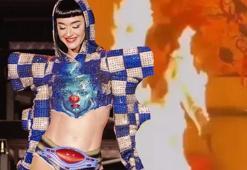 Katy Perry klip çekiminde alevler içinde kaldı! Kıyafeti bir anda tutuştu