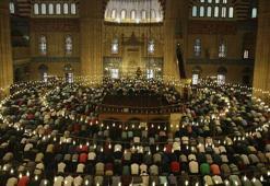 Bayram Namazı Farz mı, Sünnet mi? Bayram Namazı Kılmak Zorunlu mu? Mezheplere Göre Hükmü ve 2026 Diyanet Bilgisi Nedir? İllere Göre Bayram Namazı Saatleri 2026 Ramazan