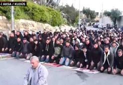 Mescid-i Aksa'da bayramda ibadet yasağı! Filistinliler namazı sokakta kıldı