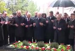MHP lideri Bahçeli, Alparslan Türkeş'in kabrini ziyaret etti