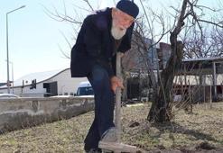 Sivas’ta 99 yaşındaki 'Kaya Dede' gençlere taş çıkarıyor