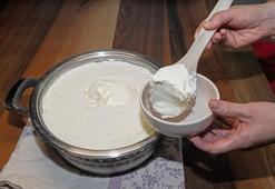 Yoğurdu böyle mayalayınca taş gibi oluyor! Kıvamı yoğunlaşıyor, kapkalın bir kaymak tabakası oluşuyor