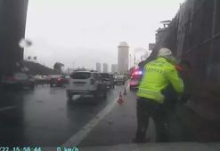 Araba kullanırken boğazına şeker kaçtı! Polisten gelen heimlich manevrası sürücüyü kurtardı